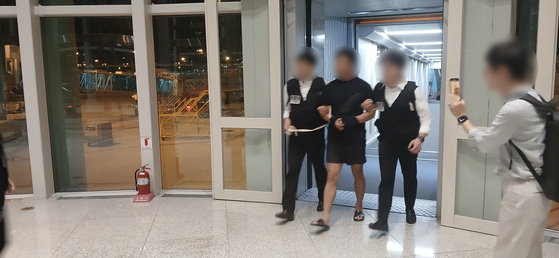 유명인과 재력가의 개인정보를 해킹해 계좌에서 자산을 탈취한 해킹조직의 총책 중국 국적 A씨가 인천국제공항을 통해 한국에 송환됐다. 법무부 제공