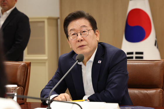이재명 대통령이 22일 서울 용산 대통령실에서 열린 국가과학기술자문회의 전원회의에서 발언을 하며 위를 올려다보고 있다. 대통령실사진기자단
