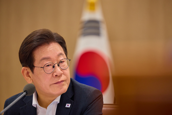 이재명 대통령이 지난 13일 서울 용산 대통령실 청사에서 열린 나라재정 절약 간담회에서 발언을 경청하고 있다. 이재명 대통령 SNS, 뉴스1