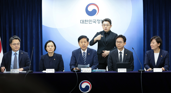 구윤철 부총리 겸 기획재정부 장관이 22일 정부서울청사에서 열린 새정부 경제성장전략 관계부처 합동 브리핑에서 발언하고 있다.    왼쪽부터 문신학 산업통상자원부 1차관, 한성숙 중소벤처기업부 장관, 구 부총리, 배경훈 과학기술정보통신부 장관, 송미령 농림축산식품부 장관. 연합뉴스