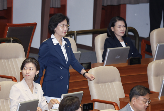 21일 국회 본회의에서 법제사법위원장에 선출된 더불어민주당 추미애 의원이 인사하기 위해 발언대로 향하고 있다. 오른쪽은 이진숙 방송통신위원장. 이날 방송문화진흥회법 개정안이 본회의에서 통과되고, 이어 한국교육방송공사법 개정안이 상정되자 국민의힘은 필리버스터에 돌입했다. 임현동 기자