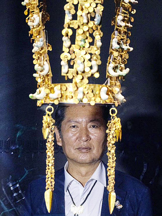 정청래 더불어민주당 대표가 19일 국립경주박물관을 찾아 국보 188호 천마총 금관 등을 관람했다. 사진은 정 대표가 착시기법으로 천마총 금관을 쓴 듯하게 찍힌 장면. 사진 정청래 더불어민주당 대표 페이스북 캡처