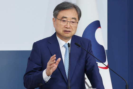 조현 외교부 장관이 14일 오전 서울 종로구 외교부 청사에서 열린 내신 기자단 브리핑에서 취재진 질문에 답하고 있다. 뉴스1
