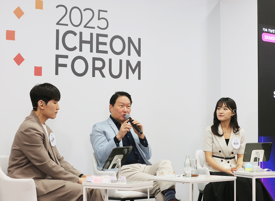 최태원 SK그룹 회장(가운데)이 20일 서울 SK서린사옥에서 열린 ‘이천포럼 2025’ 폐막세션에서 질의응답을 하고 있다. [사진 SK]