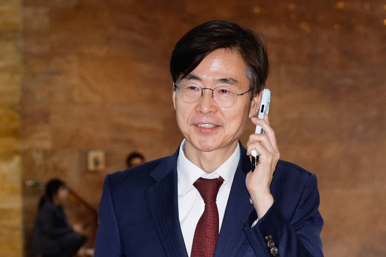 조경태 국민의힘 당대표 후보가 21일 서울 여의도 국회 본회의장에 입장하고 있다. [뉴스1]