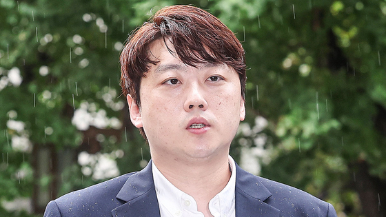  박단 대한전공의협의회(대전협) 비상대책위원장이 참고인 조사를 위해 지난해 8월 21일 오전 서울 마포구 서울경찰청 광역수사단으로 출석하며 취재진에 입장을 밝히고 있다. 연합뉴스