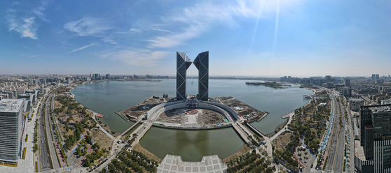 3월 19일 하늘에서 내려다본 상하이 린강(臨港)신구 중인(中銀)금융센터. 신화통신