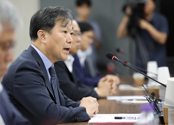 이형훈 보건복지부 제2차관이 21일 오후 서울 중구 서울역 T타워에서 열린 수련협의체 제4차 회의에서 모두발언을 하고 있다. 뉴스1