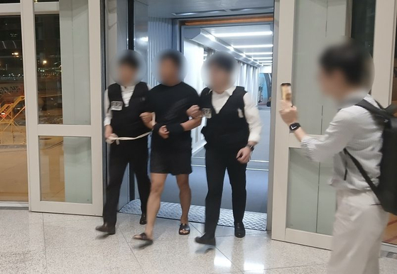 해킹 조직의 총책 중국 국적의 남성 A씨(34)가 22일 오전 강제송환되고 있다. 사진 법무부 