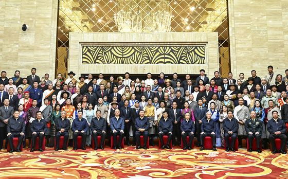 시진핑 중국 국가주석이 21일 중국 티베트 라싸시 포탈라궁에서 열린 티베트 자치구 설립 60주년 기념 행사에서 티베트의 소수 민족과 각계 대표들과 함께 기념 사진을 촬영하고 있다. [신화=연합뉴스]