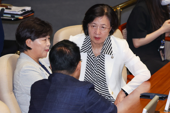 추미애 국회 법제사법위원장이 22일 오전 서울 여의도 국회 본회의장에서 박지원 더불어민주당 의원과 대화하고 있다. 뉴스1