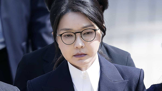 윤석열 전 대통령 부인 김건희 여사가 지난 12일 구속 전 피의자 심문(영장실질심사)을 마친 뒤 서울 서초구 서울중앙지법을 나서고 있다. 연합뉴스