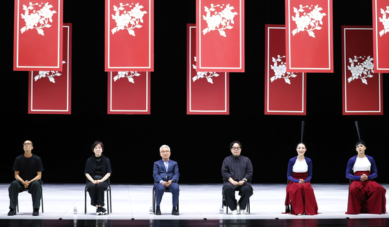 21일 오후 서울 종로구 세종문화회관 대극장에서 열린 서울시무용단 '일무' 프레스콜에 창작진과 무용수들이 참석했다. 연합뉴스