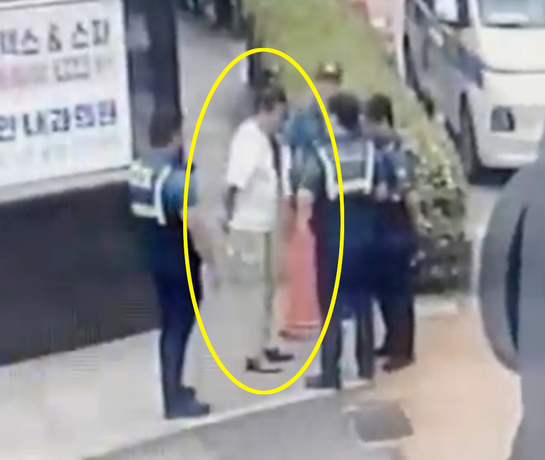 서울경찰청 기동순찰대가 지난 20일 오전 11시 30분쯤 관악구 신림역 인근에서 담배꽁초를 버린 60대 수배자 A씨를 단속하고 있는 모습. 사진 서울경찰청 기동순찰대 
