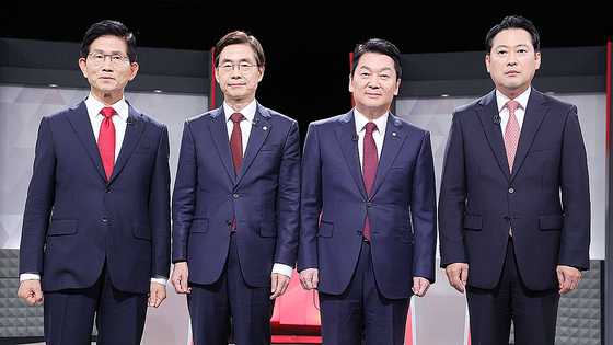  국민의힘 당대표 후보들이 17일 서울 여의도 KBS에서 열린 2차 TV토론회에 앞서 포즈를 취하고 있다. 왼쪽부터 김문수, 조경태, 안철수, 장동혁 국민의힘 당대표 후보. 국회사진기자단