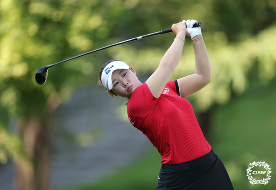 김민솔이 22일 열린 KLPGA 투어 BC카드·한경 레이디스컵 2라운드 12번 홀에서 티샷을 하고 있다. 이날 김민솔은 6타를 줄여 중간합계 16언더파 단독선두를 달렸다. 사진 KLPGA