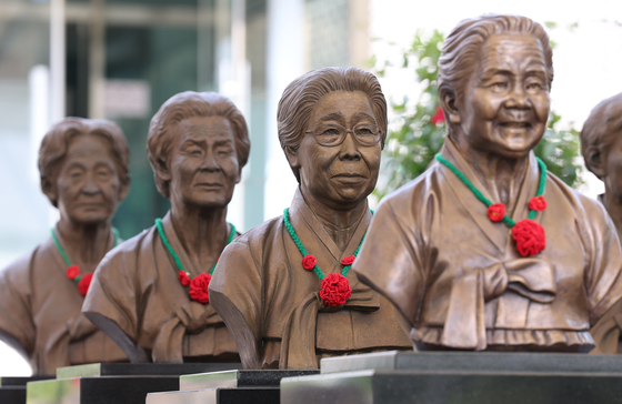 이재명 대통령이 일본 언론과의 인터뷰에서 과거 정부의 위안부 합의와 강제징용 배상 문제에 대해 “국가로서 약속이므로 뒤집는 것은 바람직하지 않다”며 합의 유지 입장을 밝혔다. 사진은 21일 경기도 광주시 퇴촌면 나눔의집에 설치된 일본군 위안부 피해자 할머니들의 흉상. [뉴스1]