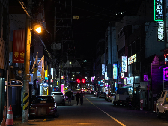 지난 20일 오후 8시쯤 경남 창원시 마산합포구 두월동 통술거리 모습. 폐업한 통술집 간판(사진 왼쪽)에 불이 꺼져 있다. 안대훈 기자
