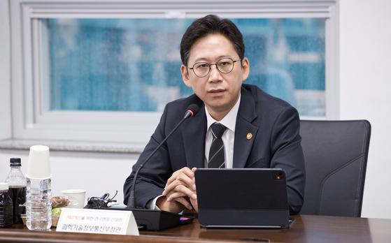 배경훈 과학기술정보통신부 장관이 지난 13일 서울 관악구 서울대학교 반도체공동연구소에서 열린 'R&D 생태계 혁신을 위한 연구현장 간담회'에서 연구자들과 간담회를 하고 있다. 사진 과기정통부