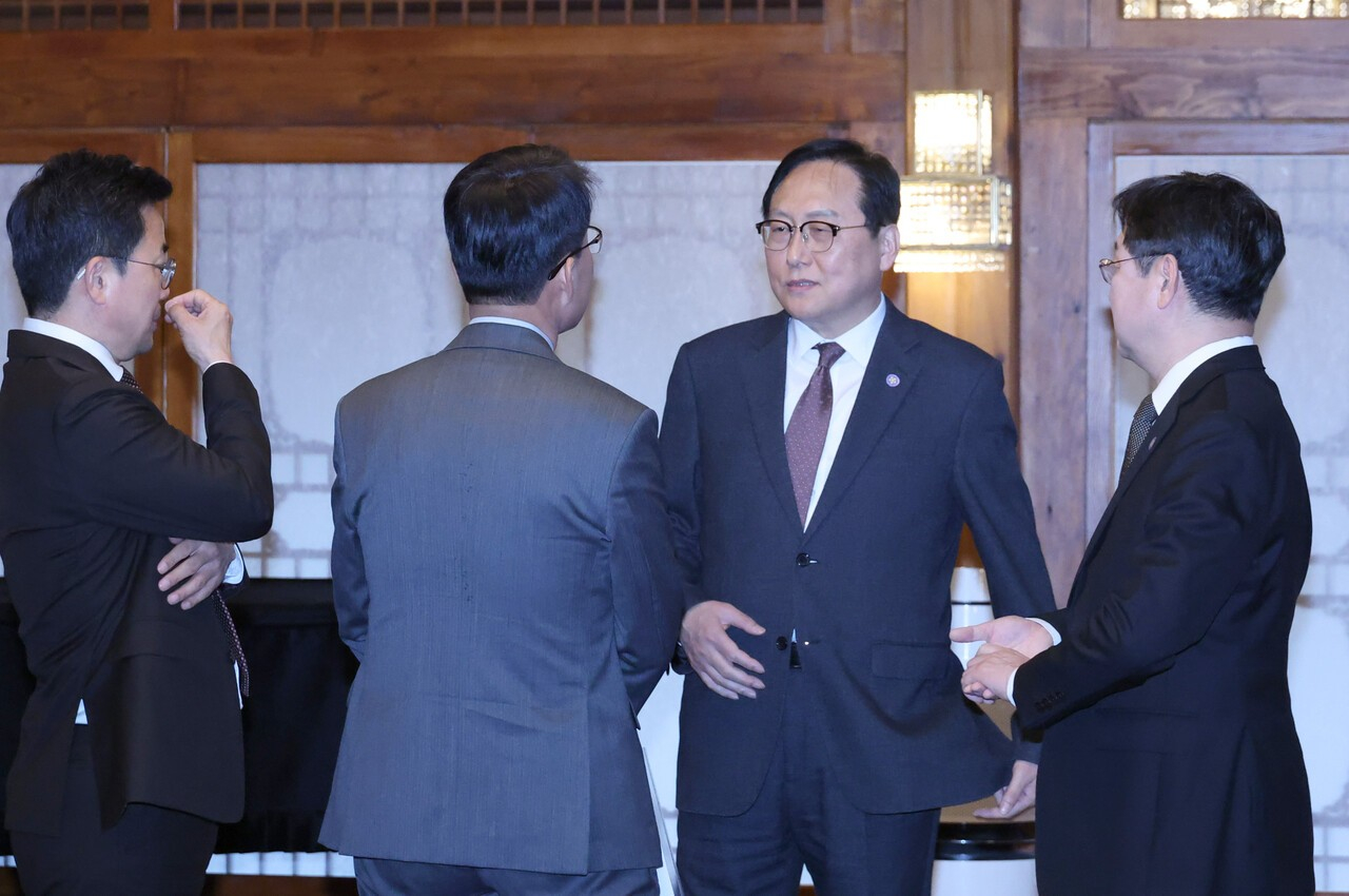 한덕수 당시 국무총리 주재로 4월 14일 열린 경제안보전략 TF 회의가 시작되기 전 서울 삼청동 총리공관에서 정인교통상교섭본부장이 김동욱 현대자동차 부사장 등 기업인들과 대화하고 있다. 대통령실사진기자단