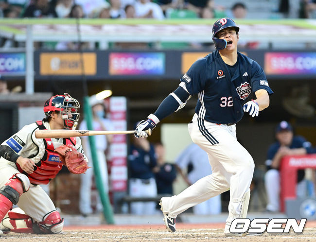 [OSEN=인천, 김성락 기자] 20일 인천 SSG랜더스필드에서 ‘2025 신한 SOL Bank KBO리그’ SSG 랜더스와 두산 베어스의 경기가 열렸다.SSG는 김광현, 두산은 곽빈을 선발로 내세웠다.6회초 2사 2, 3루 두산 김재환이 헛스윙 삼진아웃되고 있다.  2025.07.20 / ksl0919@osen.co.kr