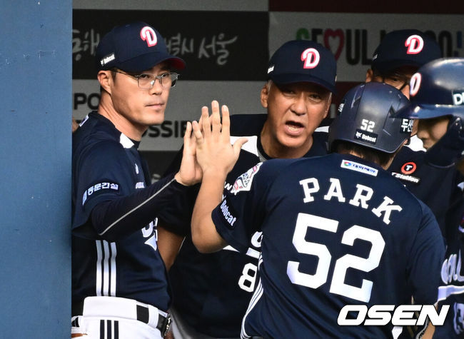 [OSEN=잠실, 조은정 기자]7일 오후 서울 잠실구장에서 ‘2025 신한 SOL Bank KBO리그’ LG 트윈스와 두산 베어스의 경기가 열렸다. LG는 송승기, 두산은 곽빈을 선발로 내세웠다. 두산 조성환 감독대행이 2회초 2사 1,2루에서 김민석의 선제 1타점 적시타에 득점을 올린 박준순을 맞이하고 있다. 2025.08.07 /cej@osen.co.kr