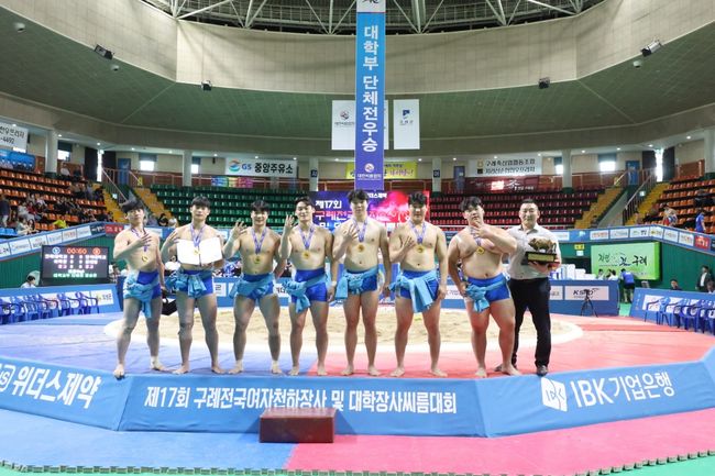 이성원 감독이 이끄는 인하대가 22일 전남 구례군 <구례실내체육관>에서 열린 ‘제17회 구례전국여자천하장사 및 대학장사씨름대회’ 대학부 단체전 결승(팀 간 7전 4선승제/개인 간 3전 2선승제)에서 단국대를 4-3으로 꺾고 우승을 차지했다. / 대한씨름협회