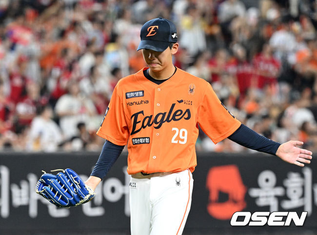 [OSEN=대전, 이대선 기자] 23일 오후 대전 한화생명볼파크에서 2025 신한 SOL Bank KBO리그 한화 이글스와 SSG 랜더스의 경기가 열렸다.한화는 황준서, SSG은 화이트를 선발로 내세웠다.6회초 수비를 마친 한화 황준서가 박수를 치고 있다.  2025.08.23 /sunday@osen.co.kr