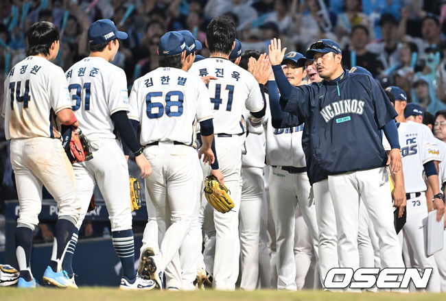 [OSEN=창원, 이석우 기자] 23일 창원NC파크에서 2025 신한 SOL 뱅크 KBO 리그 NC 다이노스와 롯데 자이언츠의 경기가 열렸다. 홈팀 NC는 김녹원이, 방문팀 롯데는 감보아가 선발 출전했다. NC 다이노스 이호준 감독이 롯데 자이언츠에 4-1로 승리, 선수들과 기쁨을 나누고 있다. 2025.08.23 / foto0307@osen.co.kr