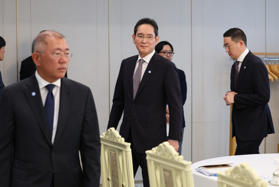 한·미 관세 협상 타결에는 대기업 총수들의 지원사격이 있었다. 사진은 6월 13일 서울 용산 대통령실에서 열린 이재명 대통령과의 6경제단체와 기업인 간담회에 참석한 정의선(왼쪽부터) 현대차그룹 회장, 이재용 삼성전자 회장, 구광모 LG그룹 회장. [뉴시스]