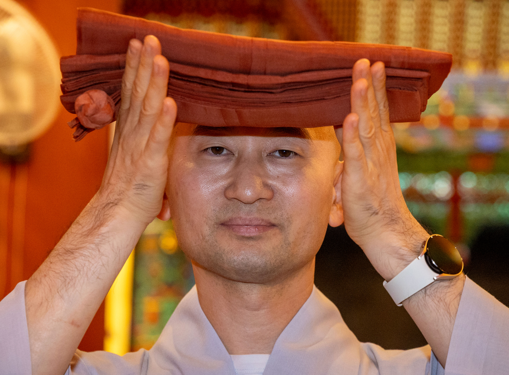 통도사 설법전에서 열린 가사불사 회향법회에서 인해 스님이 가사를 정대하고 있다. 장진영 기자