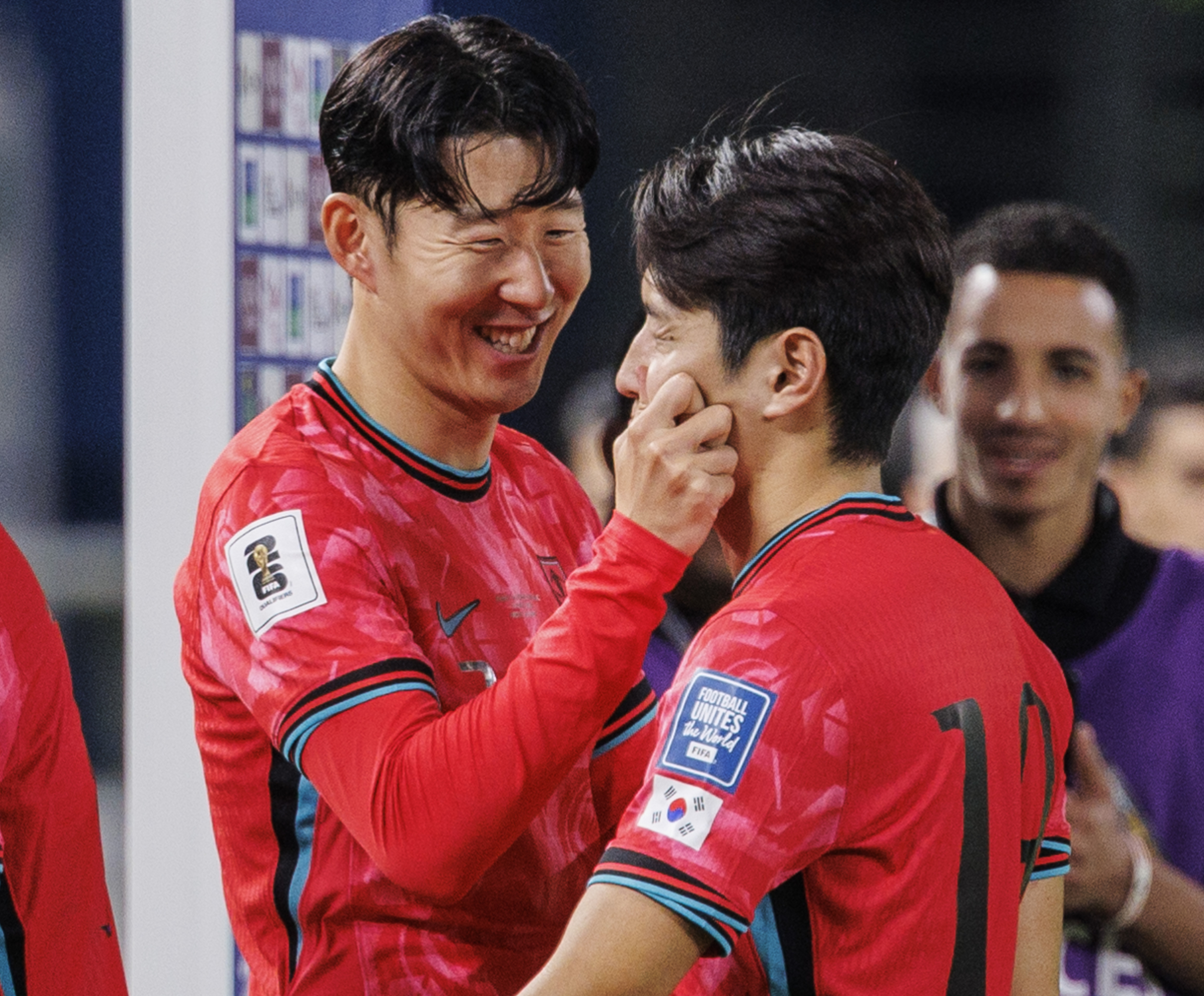 손흥민(왼쪽)이 이강인의 볼을 살짝 꼬집고 있다. [연합뉴스]