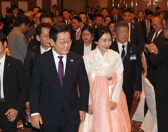 한·일정상회담을 위해 일본을 방문한 이재명 대통령과 부인 김혜경 여사가 23일 도쿄의 한 호텔에서 열린 동포간담회에 참석해 인사하고 있다. 대통령실사진기자단