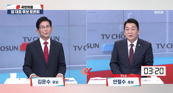 지난 19일 TV조선 스튜디오에서 진행된 국민의힘 당대표 TV토론회 도중 안철수 후보가 김문수 후보를 향해 ″케데헌이라고 들어봤냐″고 묻자 김 후보는 고개를 갸웃거리며 ″무슨 말씀을 하시는지″라고 답했다. 유튜브 채널 '뉴스TVCHOSUN' 캡처