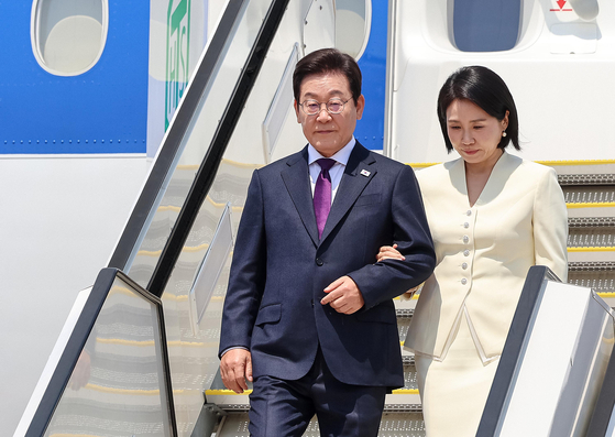 한일정상회의 참석차 일본을 방문한 이재명 대통령과 부인 김혜경 여사가 23일 하네다 국제공항에 도착해 공군 1호기에서 내리고 있다. 김현동 기자