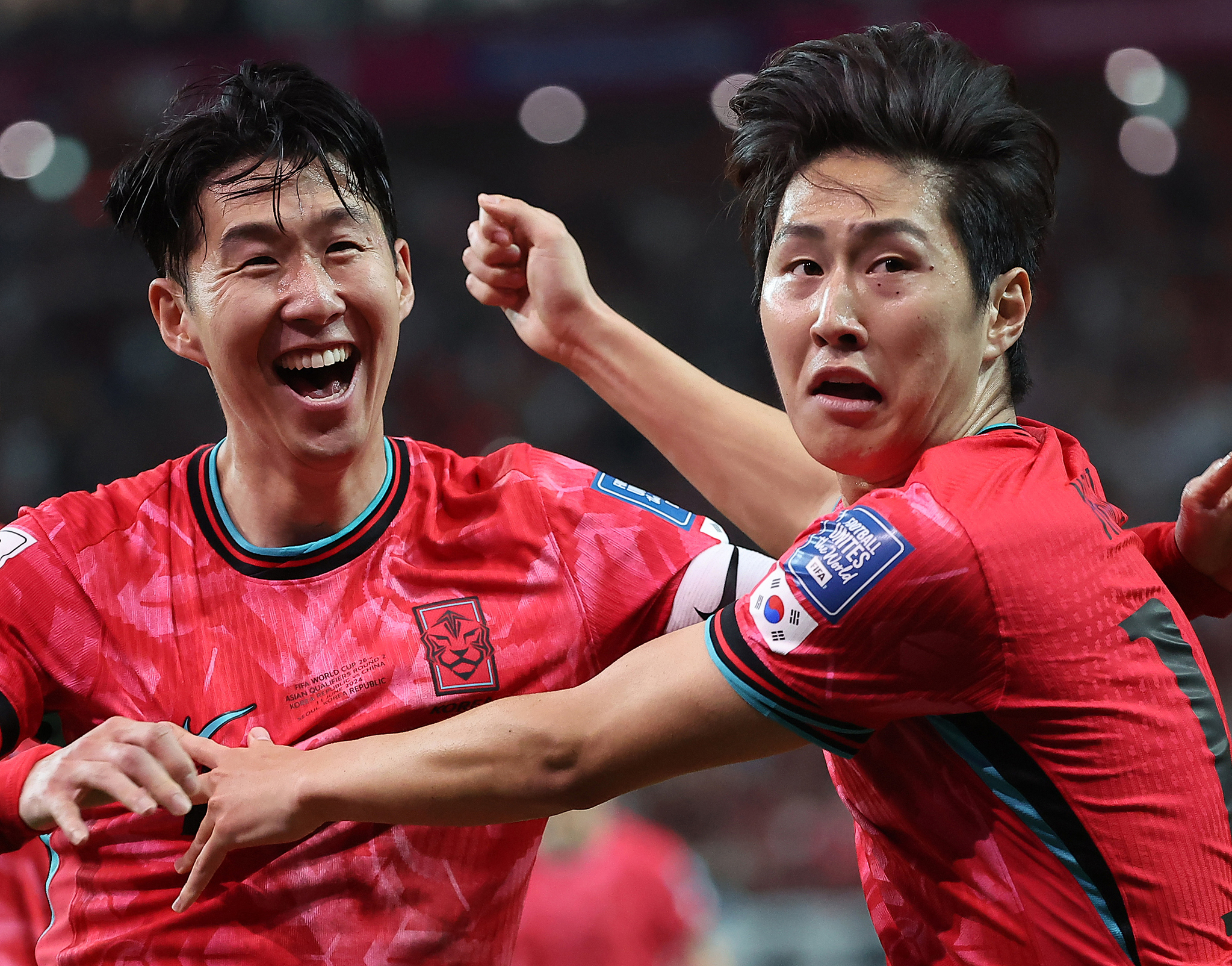지난해 6월 축구대표팀 이강인(오른쪽)이 골을 터트린 뒤 손흥민과 기쁨을 나누고 있다. [뉴스1]