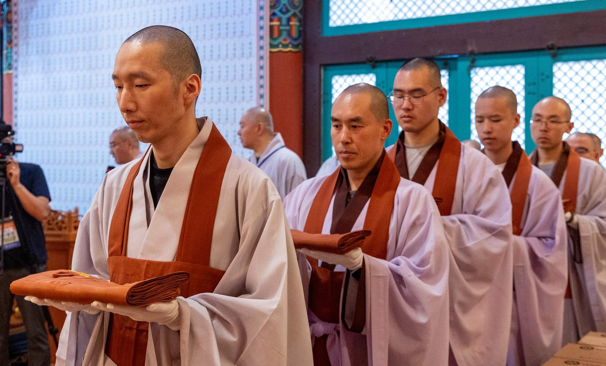 통도사 설법전에서 열린 가사불사 회향법회에서 학인 스님들이 가사를 들고 이동하고 있다. 장진영 기자