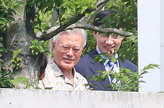 조국 조국혁신당 혁신정책연구원장이 24일 오후 경남 양산시 하북면 평산마을 문재인 전 대통령 사저를 방문해 문 전 대통령과 대화하고 있다. 뉴스1