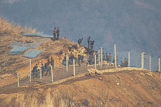 합동참모본부가 지난 3월 27일 공개한 북한군 동향 자료. 북한군이 동부전선에서 굴토 및 채석작업을 하고 있다. 사진 합동참모본부