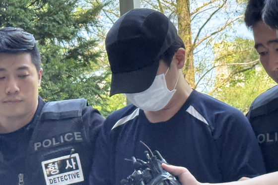 변사 현장에서 20돈 금목걸이 절도 혐의를 받는 검시관 A씨(30대·남성)가 24일 오후 구속 전 피의자심문(영장실질심사)을 받기 위해 인천 미추홀구 인천지법에 들어서고 있다. 뉴스1