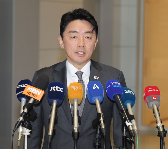 강훈식 대통령 비서실장이 24일 이재명 대통령의 미국 순방길 동행을 위해 인천국제공항 제2여객터미널을 통해 출국하기 전 취재진 질문에 답변하고 있다. 연합뉴스