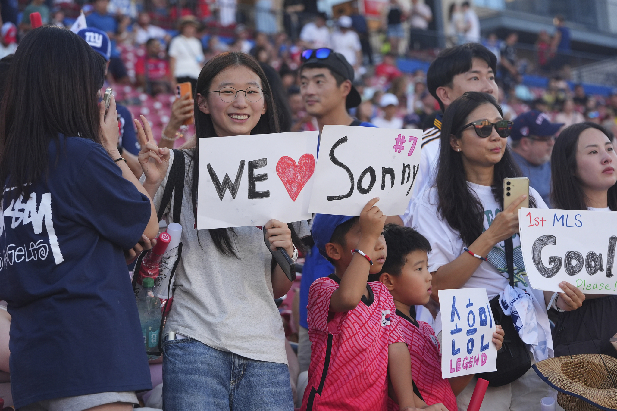 손흥민을 응원하는 한국 팬들. [AP=연합뉴스]