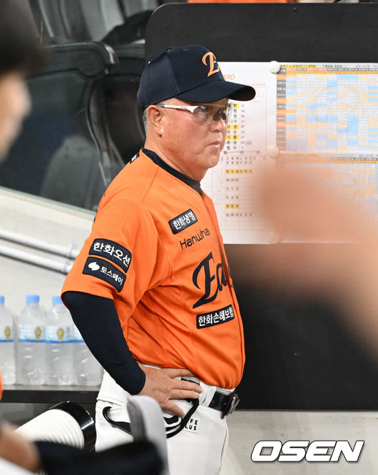 [OSEN=대전, 이대선 기자] 23일 오후 대전 한화생명볼파크에서 2025 신한 SOL Bank KBO리그 한화 이글스와 SSG 랜더스의 경기가 열렸다.한화는 황준서, SSG은 화이트를 선발로 내세웠다.8회말 한화 김경문 감독이 그라운드를 바라보고 있다. 2025.08.23 /sunday@osen.co.kr