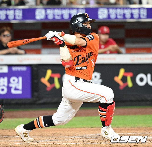 [OSEN=대전, 이대선 기자] 23일 오후 대전 한화생명볼파크에서 2025 신한 SOL Bank KBO리그 한화 이글스와 SSG 랜더스의 경기가 열렸다.한화는 황준서, SSG은 화이트를 선발로 내세웠다.8회말 무사에서 한화 손아섭이 우중간 안타를 치고 있다. 손아섭은 이 안타로 역대 최초 2600안타를 기록했다. 2025.08.23 /sunday@osen.co.kr