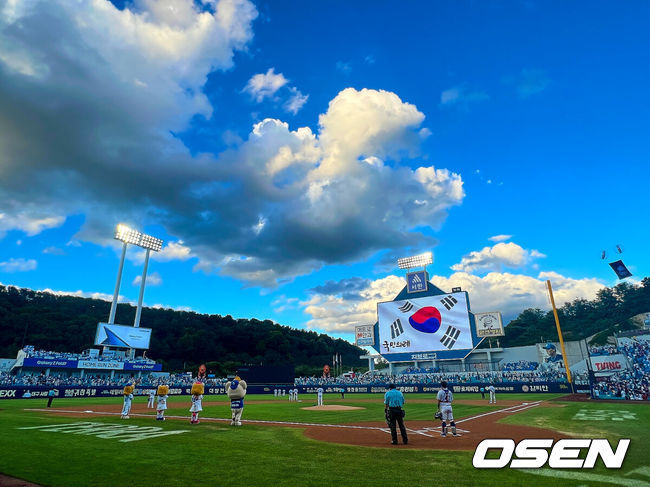[OSEN=대구, 이석우 기자] 14일 대구삼성라이온즈파크에서 2025 신한 SOL 뱅크 KBO 리그 삼성 라이온즈와 KIA 타이거즈의 경기가 열렸다. 홈팀 삼성은 원태인이, 방문팀 KIA는 양현종이 선발 출전했다. 대구삼성라이온즈파크 위로 구름이 아름답게 펼쳐져 눈길을 끌고 있다. 2025.08.14 / foto0307@osen.co.kr