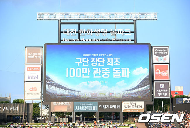 [OSEN=대전, 이대선 기자] 23일 오후 대전 한화생명볼파크에서 2025 신한 SOL Bank KBO리그 한화 이글스와 SSG 랜더스의 경기가 열렸다.한화는 황준서, SSG은 화이트를 선발로 내세웠다.구단 창단 최초 100만 관중 돌파를 알리는 문구가 전광판에 표시되고 있다.  2025.08.23 /sunday@osen.co.kr