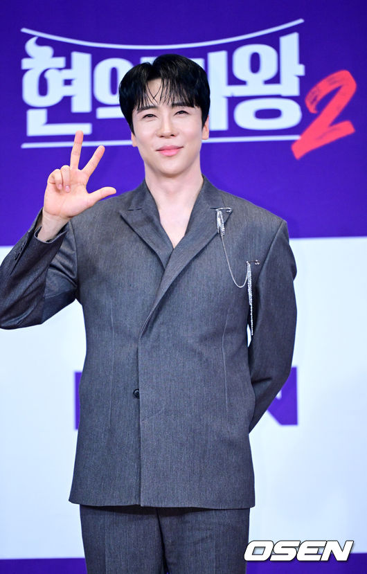 [OSEN=최규한 기자] 12일 오후 서울 상암동 누리꿈스퀘어 비즈니스타워에서 MBN '현역가왕2' 종영기념 기자간담회가 열렸다.'현역가왕2’는 박서진이 총점4574점을 기록하며 최종 우승을 차지했다. 이어 진해성-에녹-신승태-김준수-최수호-강문경이 차례로 톱7을 완성했다.가수 에녹이 포토타임을 하고 있다. 2025.03.12 / dreamer@osen.co.kr