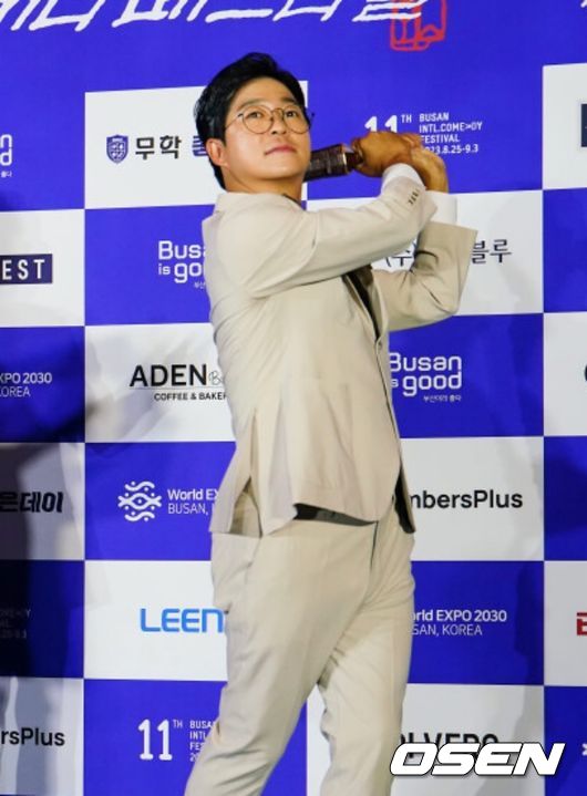 [OSEN=부산, 이석우 기자]이대호, 하윤수 부산시교육감, 홍인규 수석이 블루카펫 행사에서 포즈를 취하고 있다. 2023.08.25 / foto0307@osen.co.kr