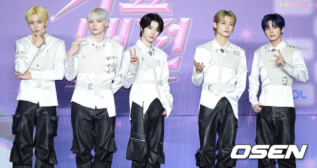 [OSEN=고양, 조은정 기자]27일 오후 경기도 고양시 일산서구 킨텍스 제1전시장에서 '2025 SBS 가요대전 Summer' 블루카펫 행사가 열렸다.이날 행사에는 NCT 드림, 아이들, 투모로우바이투게더, 스테이씨, 엔하이픈, 아일릿, 베이비몬스터, 킥플립, 하츠투하츠, 키키, 클로즈유어아이즈, 힛지스, 우즈, 베이비돈크라이, 아이딧 등이 출연한다. 투모로우바이투게더가 포즈를 취하고 있다. 2025.07.27 /cej@osen.co.kr