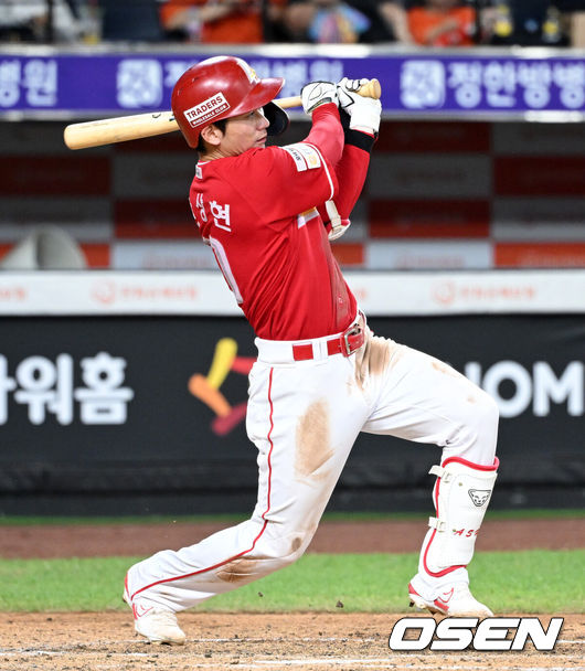 [OSEN=대전, 이대선 기자] 22일 오후 대전 한화생명볼파크에서 2025 신한 SOL Bank KBO리그 한화 이글스와 SSG 랜더스의 경기가 열렸다.한화는 폰세, SSG은 최민준을 선발로 내세웠다.10회초 무사에서 SSG 안상현이 좌전 안타를 치고 있다. 2025.08.22 /sunday@osen.co.kr